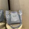 Bolso Tote de Hombro Tipo Cubo Versátil de Alta Gama con Gran Capacidad, Estilo de Nicho Nuevo para Verano 2026, para la Clase y el Trayecto al Trabajo