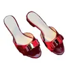 Hermosas Chanclas Rojas de Punta Abierta, Nuevo Estilo Verano 2026, Versátiles para Usar al Aire Libre, Sandalias Pequeñas de Charol Estilo Francés con un Toque de Lujo