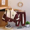 Conjunto de Otoño Estilo Academia para Bebé Chaqueta con Bloques de Color Bordada de Caballito con Pantalones Jogger Rayados Ropa Deportiva para Niños