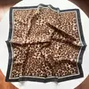 Pañuelo de seda con estampado de leopardo clásico, versátil para el verano, hecho de seda sintética, pañuelo cuadrado multipropósito para decoración de bolso, diadema y pañuelo para la cabeza