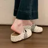 Chinelos femininos estilo Birkenstock com plataforma de bolinhas e sola grossa, para usar ao ar livre, novo modelo slip-on moderno 2026, bico fechado, meio chinelo