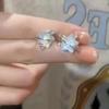 Pendientes pequeños y exquisitos de estilo Mori con forma de luna y estrella azul fresca, combinables con todo, 2024, nuevos pendientes asimétricos de piedra blanca perla.