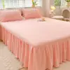Saia de cama bordada escovada estilo princesa coreana com renda, amigável à pele, lavável à máquina, capa de colchão à prova de poeira, capa de cama antiderrapante para dormitório
