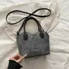 Los bolsos retro populares para mujer de este año son versátiles para el otoño de 2026, presentando nuevos bolsos de hombro único, cruzados y tipo cubo