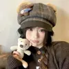 Lindo sombrero octogonal de oso a cuadros con orejas para mujer, perfecto para otoño e invierno, que ofrece calidez, un dulce estilo japonés y un look versátil que hace que tu rostro parezca más pequeño - un sombrero de pintor