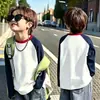 Camiseta de algodão puro com blocos de cor e mangas compridas para meninos, base para primavera e outono, nova blusa raglan estampada versátil e estilosa para meninos
