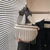 Riñonera Punk de Industria Pesada con Remaches y Borlas para Mujer 2026 Otoño/Invierno Nuevo Estilo Coreano Correa Ancha Texturizada Bolso Cruzado de Hombro