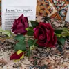Venta de Liquidación 90% de Descuento Rosas de Terciopelo de Tres Cabezas Estilo Ins Flores Artificiales Decoración Boda Transfronteriza Venta al por Mayor Fabricante de Flores Artificiales Decoración del Hogar