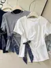 Nueva Camiseta de Estilo Coreano para Mujer, Cuello Redondo, Hombro Normal, Cierre de Corbata al Frente, Abertura Lateral, Mangas Cortas y Lazo