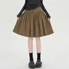 Foto real de la nueva falda midi de pana para otoño e invierno 2026, diseño de línea A, cintura alta, estiliza, falda midi versátil