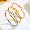 Pulsera Nueva de Moda para Mujeres Mejor Amiga Francesa Linda Doble Capa Tridimensional Imitación Concha Blanca Hebilla de Moño Pulsera de Acero de Titanio