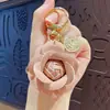 Llavero Colgante de Camelia de Cuero de Moda de Dibujos Animados Lindo Adorno para Bolso Accesorio de Coche Regalo al por Mayor