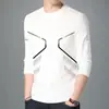 Camiseta de manga larga para hombre, capa interior de otoño, camiseta base elástica de corte holgado para hombre, camiseta estampada estilo coreano ins