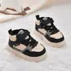 Zapatillas de otoño e invierno para bebé, forradas de felpa para abrigar, nuevos estilos para niñas, zapatos de algodón de suela blanda para niños, antideslizantes y ligeros, zapatos de algodón de doble capa
