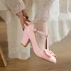 Sapatos femininos cor de rosa de tamanho grande com salto médio grosso, laço e fivela de tira em T, disponíveis nos tamanhos 32-48, direto da fábrica
