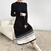 Suéter saia feminina Outono e Inverno 2025 Saia plissada listrada preto e branco Vestido suéter Saia longa Estilo quente transfronteiriço Amazon