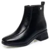 Colección de otoño e invierno: Botas de moda de caña corta, punta cuadrada, piel suave, tacón grueso y cremallera lateral, de color liso simple y acabado brillante, para mujeres de mediana edad.