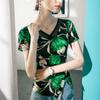 Camiseta de manga corta con cuello en V estampada para mujer con costuras de malla, estilo nuevo de primavera y verano 2023, elegante camisa de media manga estilo occidental para verano