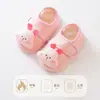 Zapatos y calcetines de suelo para bebé, colección de otoño 26, diseño de personaje de dibujos animados, calcetines antideslizantes para caminar en interiores para bebé, con puntos adhesivos, zapatos y calcetines para niños de suela blanda