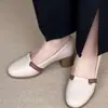 Sapatos Femininos Retro Franceses de Corte Baixo 2026 Outono Novo Couro Macio Solado Macio Slip-on Bico Redondo Salto Bloco Versátil Sapatos para Mãe