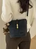 Bolsas de Nicho de Alta Gama para Mujer 2026 Nueva Moda Transfronteriza Bolso Cubo de Gamuza Bolso de Hombro Cruzado Retro para Viajero