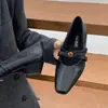 Zapatos peludos negros de 6 cm con tacones gruesos, Zapatos Mary Jane de cuero retro con flor de camelia para mujeres petite, Zapatos de una sola pieza forrados de felpa para mujer