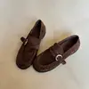Novos Mocassins de Fivela de Metal Estilo Britânico Outono/Inverno 2026 Sapatos Femininos Slip-on Preguiçosos Versáteis para Negócios Casuais Sapatos Únicos