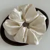 Scrunchie Grande Jacquard de Alta Gama Estilo Francés Vintage Satinado Camelia Lazo para Cola de Caballo Accesorio para el Cabello para Mujeres