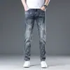 Jeans Bordado Macio 2026 para Homens, Calça Afunilada Slim-Fit Fina da Moda, Novo Modelo Primavera/Verão