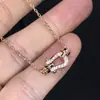 Collar con Hebilla de Herradura Pequeña en Forma de Ocho de la Familia Fei para Mujer Diseño de Moda Full Diamond Versión Alta Hebilla de Herradura con Diamante Incrustado CNC
