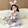 Conjunto de loungewear infantil para menina da Amazon, com estampa floral pequena, para primavera e outono, incluindo blusa e calça, adequado para usar no outono.