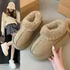 Botas de nieve de invierno para mujer del noreste, estilo nuevo, forradas de felpa y engrosadas, disponibles en tallas grandes 41-43, botines de suela gruesa, antideslizantes, diseño de meter, zapatos de algodón