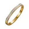 Suministro transfronterizo exclusivo de pulseras de acero de titanio incrustadas con diamantes con diseño abierto en colores dorado y plateado, joyería para mujer que no pierde el color directamente de fábrica