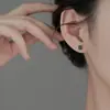 Brincos de Tarraxa Quadrados Pretos, Descolados e Estilosos para Mulheres, Design de Nicho com um Toque de Luxo, Artísticos, Exquisitos, Brincos Estilo Vintage de Hong Kong
