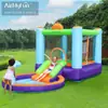 Castelo inflável transfronteiriço para crianças, com escorrega de spray de água, adequado para uso doméstico, e um parque inflável de trampolim ao ar livre para brincadeiras aquáticas