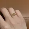 Anillo Dorado de Copo de Nieve con Brillo Fino del Mismo Estilo que Xiaohongshu, Diseño Exquisito, Anillo Versátil de Dedo Índice de Alta Gama, Sensación de Alta Gama