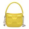 Bolso de galleta de moda para mujer 2022, nuevo y exquisito bolso pequeño con cadena a juego, bolso bandolera de hombro.