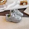 Zapatos Casuales Versátiles de Moda para Niñas 2026 Primavera/Verano Nuevos Mocasines Infantiles de Suela Suave con Perlas en Estilo Dulce Zapatos de Entrenamiento Alemanes