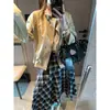 Diseño Streetwear Moqie Cuello Alto Botón Asimétrico Cintura con Cordón Silueta Holgada Chaqueta MQ1943