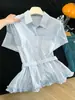 Camisa Única de Estilo Francés con Cuello Polo de Manga Corta, Nuevo Modelo Verano 2026, Dobladillo con Lazo en la Cintura y Encaje, Top de Alta Gama