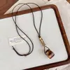 Collar geométrico de madera marrón minimalista, colgante artístico de cuentas de madera tejidas con ratán, cadena para suéter, gargantilla de bellota