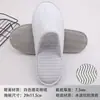 Pantuflas desechables de algodón y lino con base antideslizante para hotel Artículos de tocador desechables para hotel Personalización de pantuflas desechables para casa de huéspedes