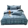 Juego de Cama de Cuatro Piezas Estilo Ins Modelo Nuevo 2025 para Dormitorio Estudiantil, Juego de Tres Piezas con Sábana Gruesa y Funda de Edredón Individual, Venta al por Mayor desde el Fabricante