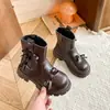 Botas de Cuero para Niños 2026 Otoño Nueva Moda Color Sólido Estilo Británico para Niñas Botas Martin Suela Suave Antideslizante Zapatos Pequeños de Cuero