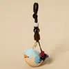 Pingente de chaveiro de carro de pássaro rechonchudo esculpido em madeira feito à mão, decoração fofa e requintada para bolsa para homens e mulheres, presente de aniversário