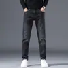 Jeans para hombre de Hong Kong 2026 nuevo otoño elásticos ajustados rectos modernos de alta gama casual de negocios pantalones largos
