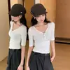 Foto real Linda camiseta de manga curta com botões e decote em V canelada para mulheres, segunda pele para mulheres, novo estilo Outono 2026, top justo 26412