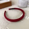 Luxo Leve e Senso de Design Faixa de Cabeça com Cabeça Esponjosa de Borda Fina em Cetim Acessórios de Cabelo de Cor Pura para Mulheres Faixa de Cabeça 2023 Novo Estilo de Celebridade da Internet