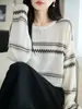 Lana finamente hilada, con un escote grande y redondeado y un diseño informal con borde enrollado. Este top versátil es suave, cómodo y perfecto para añadir un toque de sofisticación a tu guardarropa de otoño e invierno.