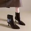 Combinação de temperamento simples com um casaco, botas de tornozelo de bico fino com salto agulha para mulheres, novidade do outono de 2026, botas finas de salto alto, botas de moda versáteis
